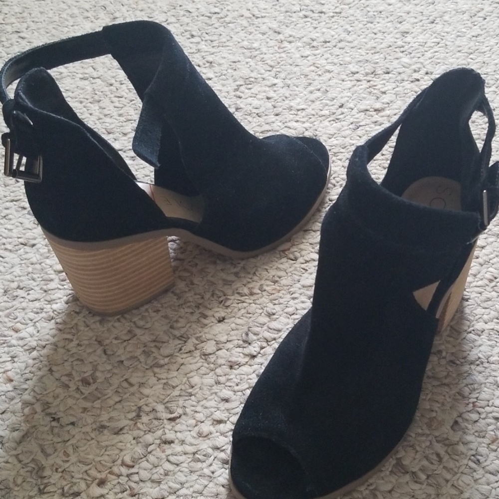 Open toe black bootie